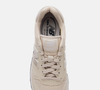 O New Balance 500V2 feminino custava R$ 379,99 no Pix ou R$ 399,99 em quatro parcelas de R$ 100,00 sem juros, segundo o preço informado no site da Centauro, enquanto o Adidas Samba aparece na faixa de R$ 799
