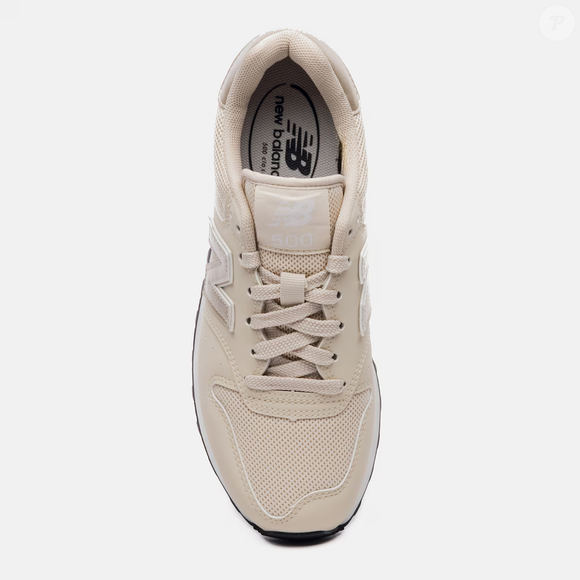 O New Balance 500V2 feminino custava R$ 379,99 no Pix ou R$ 399,99 em quatro parcelas de R$ 100,00 sem juros, segundo o preço informado no site da Centauro, enquanto o Adidas Samba aparece na faixa de R$ 799