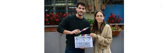 O ator Akin Akinozü (esquerda) e a atriz Öykü Karayel (direita) nos bastidores da novela turca 'Vidas Ocultas'