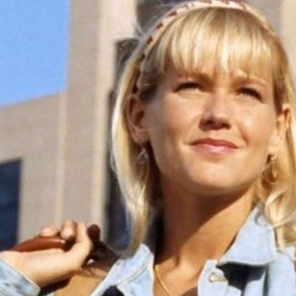 Em vez de deixar que as dificuldades definam seu destino, Xuxa em 'Lua de Cristal' escolhe continuar caminhando. o próprio lema do flme diz: "Tudo pode ser, só basta acreditar!".