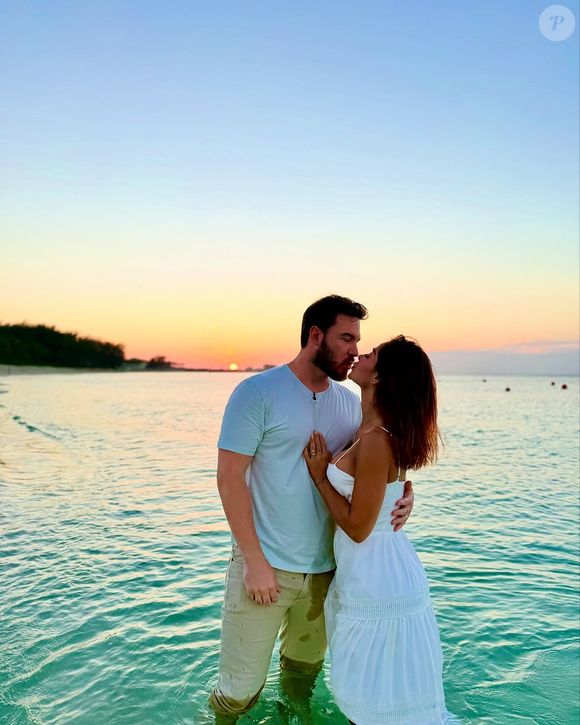 Maíra Cardi e Thiago Nigro revelaram a gravidez nas redes sociais na manhã deste sábado (26)
