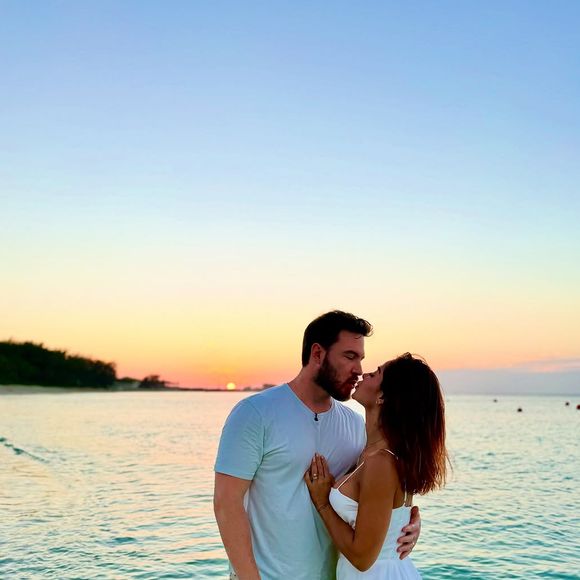 Maíra Cardi e Thiago Nigro revelaram a gravidez nas redes sociais na manhã deste sábado (26)