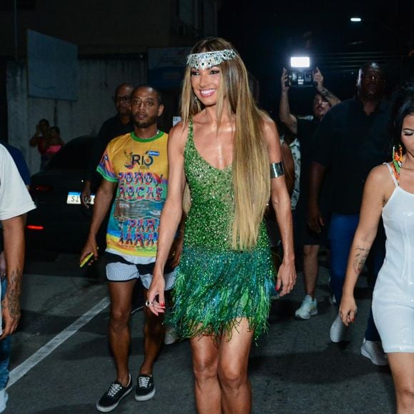Carnaval 2025 com Patrícia Poeta: a apresentadora do 'Encontro' apostou num look verde brilhante, bordado com canutilhos, plumas e franjas.