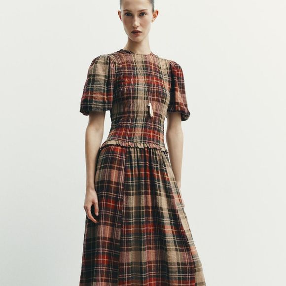 Já quem busca uma proposta mais sofisticada pode apostar no Vestido Midi Xadrez com Elásticos