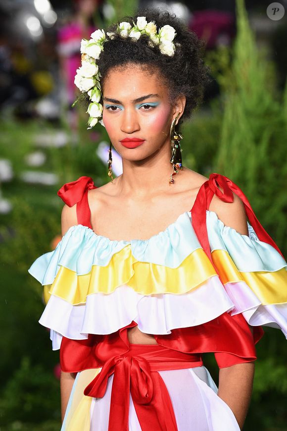 Carnaval exige cuidado com os acessórios de cabeça escolhidos para não machucar os fios