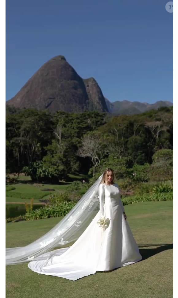 Para o grande dia, Paula von Sperling elegeu um vestido clássico e sem muitos detalhes