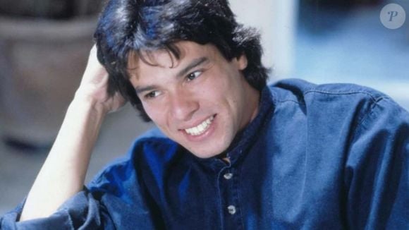 Téo (Mauricio Mattar) será manipulado pelo espírito de Alexandre na frente de Diná