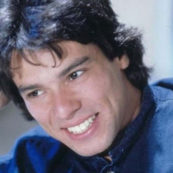 Téo (Mauricio Mattar) será manipulado pelo espírito de Alexandre na frente de Diná