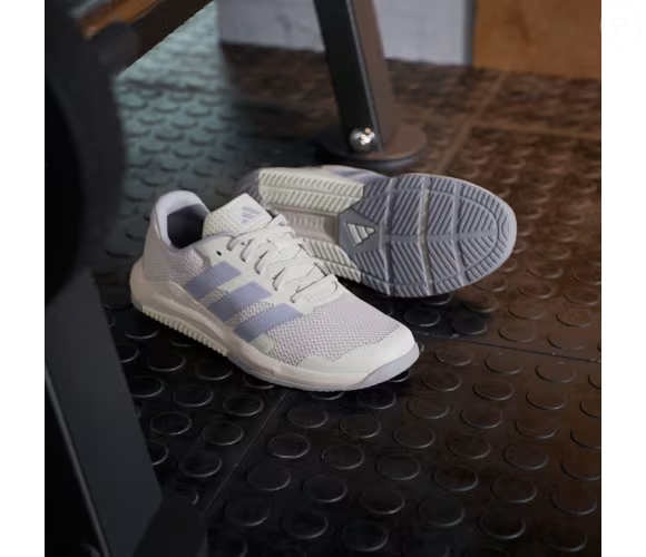 Para quem prefere looks fitness com cores suaves, o Dropset Base, da Adidas, pode ser combinado com conjuntos esportivos em rosa, lilás ou azul-claro. O tom cinza, inspirado na pelagem do coala, ajuda a compor um visual discreto sem limitar as possibilidades de combinação
