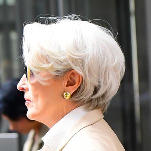 Aos 76 anos, Meryl Streep surge em “O Diabo Veste Prada 2” com um corte que lembra o bixie, combinação perfeita entre sofisticação, modernidade e elegância atemporal
