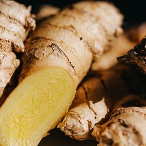 Gengibre, cúrcuma, cenoura, aipo, cebolinha e alho estão entre os ingredientes da sopa