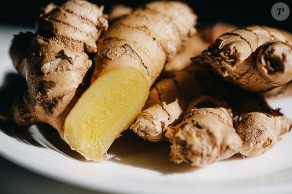 Gengibre, cúrcuma, cenoura, aipo, cebolinha e alho estão entre os ingredientes da sopa