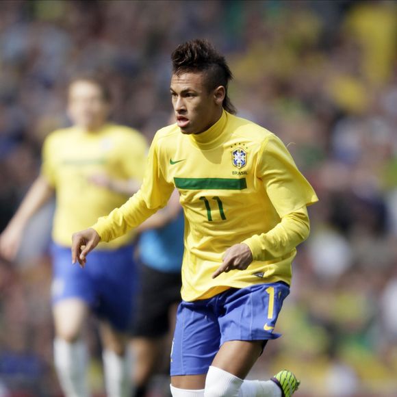 Na ocasião, Neymar ainda representava o Santos e marcou os únicos dois gols da partida