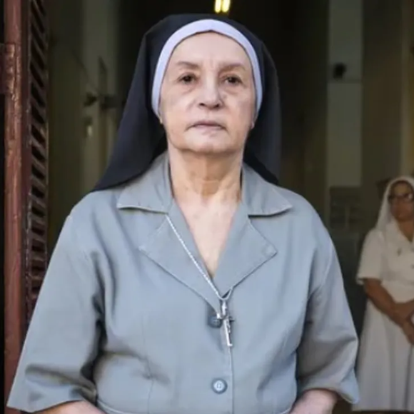 Joana Fomm foi a Irmã Graça no seriado 'Sob Pressão' (2019).