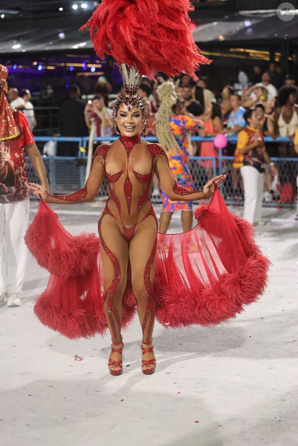 Musa do Salgueiro, Gkay usou e abusou da transparência para seu look