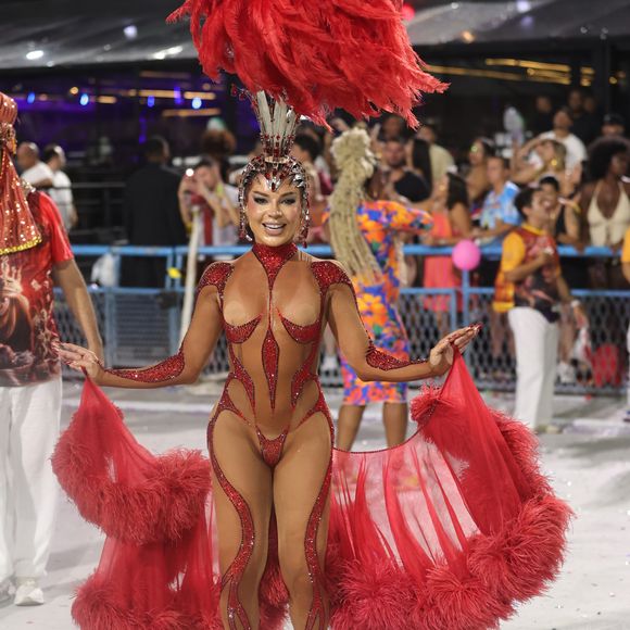 Musa do Salgueiro, Gkay usou e abusou da transparência para seu look