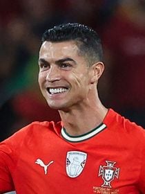 O hábito inusitado de Cristiano Ronaldo com água mineral antes de jogo: é um dos protocolos mais subestimados do esporte, derruba a fadiga e aumenta rendimento, diz médico