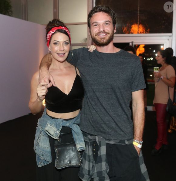 Fabiula Nascimento e Emilio Dantas, casados na vida real, se divertiram com o elenco da novela no trio