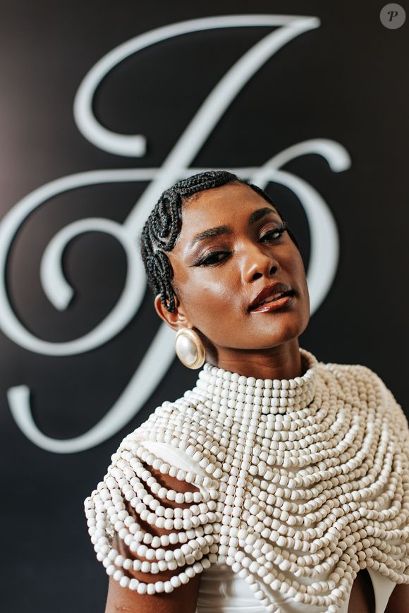 Erika Januza usou colar comprado na África do Sul para jantar que celebrou a cultura e o talento negros