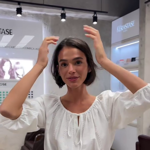 Novo corte de Bruna Marquezine ainda traz um chanel de bico levemente desfiado