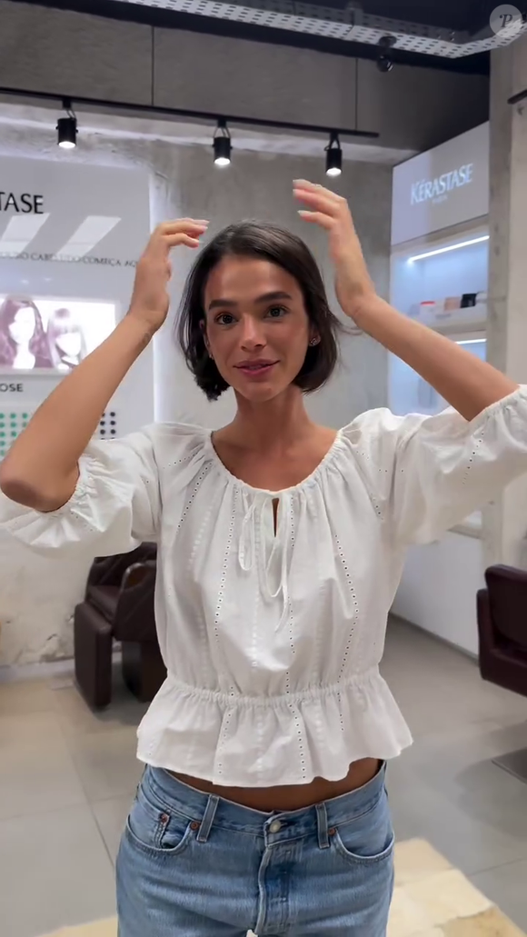 Novo corte de Bruna Marquezine ainda traz um chanel de bico levemente desfiado