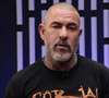 Henrique Fogaça explica que, em preparações como o pesto, você pode cortar o alho ao meio, retirar o broto interno e refogar os pedaços rapidamente em um pouco de azeite, até ficarem levemente dourados