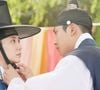 Quando ela ascende na corte sob outra identidade, seu professor, Jung Ji-woon, começa a se apaixonar pela princesa