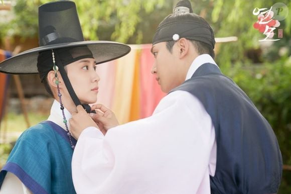 Quando ela ascende na corte sob outra identidade, seu professor, Jung Ji-woon, começa a se apaixonar pela princesa