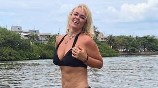 Lembra dela? Ex-paquita Ana Paula Almeida perde 11 kg com dieta de cogumelos e peixe e exibe corpo enxuto em foto de biquíni. Veja!