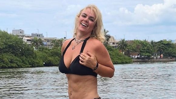 Lembra dela? Ex-paquita Ana Paula Almeida perde 11 kg com dieta de cogumelos e peixe e exibe corpo enxuto em foto de biquíni. Veja!
