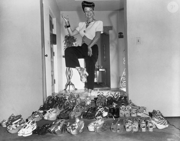 Ao longo da carreira, Carmen Miranda acumulou mais de 500 pares de sapatos, alguns com plataformas que chegavam a até 20 cm de altura
