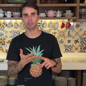 Ex-marido de Ivete Sangalo, Daniel Cady ensinou em seu canal do YouTube uma sopa de legumes com frango deliciosa