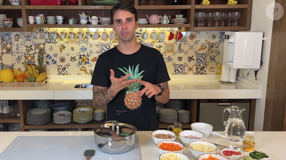 Ex-marido de Ivete Sangalo, Daniel Cady ensinou em seu canal do YouTube uma sopa de legumes com frango deliciosa