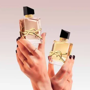 A fragrância Libre Flowers & Flames, de YSL, teve como protagonista da campanha a cantora Dua Lipa.