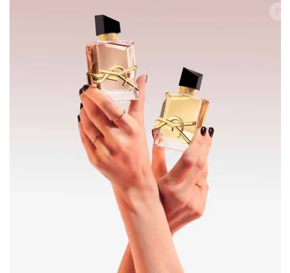 A fragrância Libre Flowers & Flames, de YSL, teve como protagonista da campanha a cantora Dua Lipa.