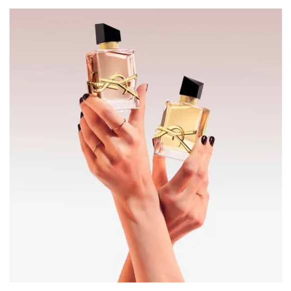 A fragrância Libre Flowers & Flames, de YSL, teve como protagonista da campanha a cantora Dua Lipa.