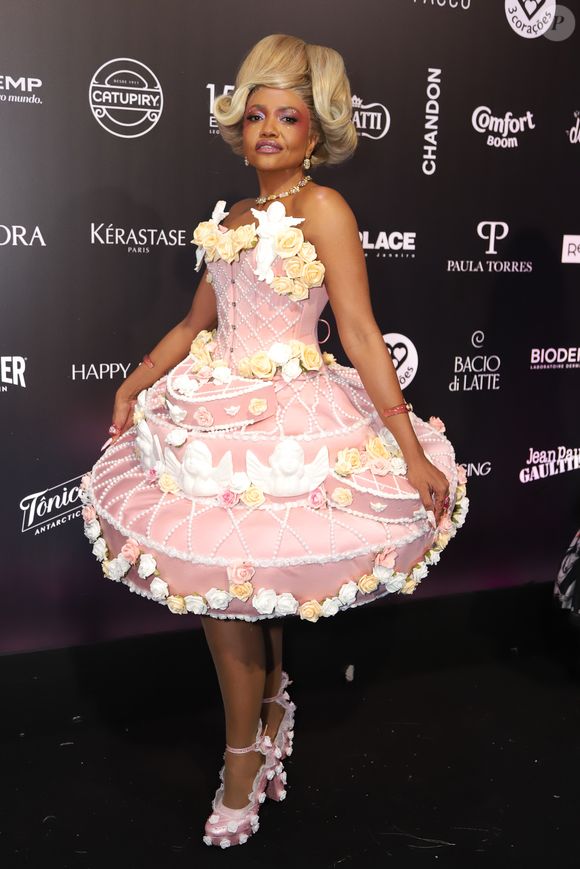 Gaby Amarantos surgiu como bolo em look exuberante no Baile Vogue: a peça tinha até uma parte comestível!