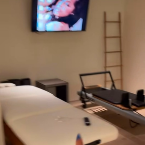 Com direito a sauna, pilates e academia, a mansão onde Anitta está hospedada oferece uma estrutura completa de lazer e bem-estar