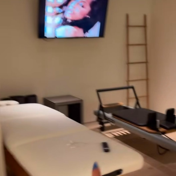 Com direito a sauna, pilates e academia, a mansão onde Anitta está hospedada oferece uma estrutura completa de lazer e bem-estar