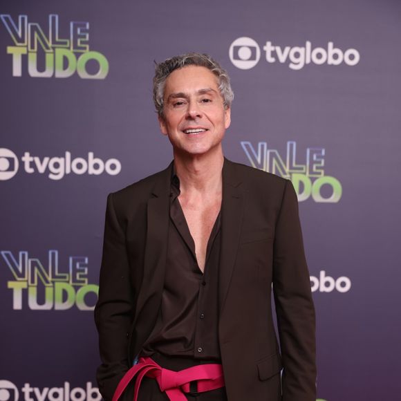 Alexandre Nero deu toque especial ao look na festa de 'Vale Tudo'
