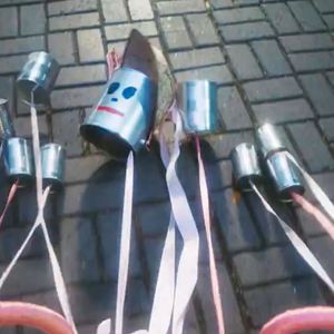 Chamada de Bodas de Prata do ‘BBB 25: no final, latinhas aparecem sendo arrastadas na parte de trás, como manda a tradição - uma dessas latinhas era Maria Eugênia