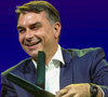 Flávio Bolsonaro pode parar na lista da Interpol? Polícia Federal avalia inclusão do pré-candidato à presidência por conta dos R$ 61 milhões de Vorcaro para filme