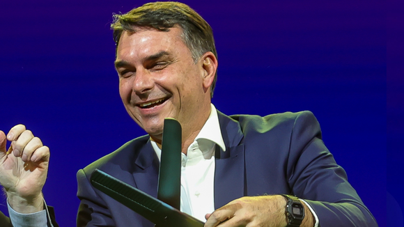 Flávio Bolsonaro pode parar na lista da Interpol? Polícia Federal avalia inclusão do pré-candidato à presidência por conta dos R$ 61 milhões de Vorcaro para filme