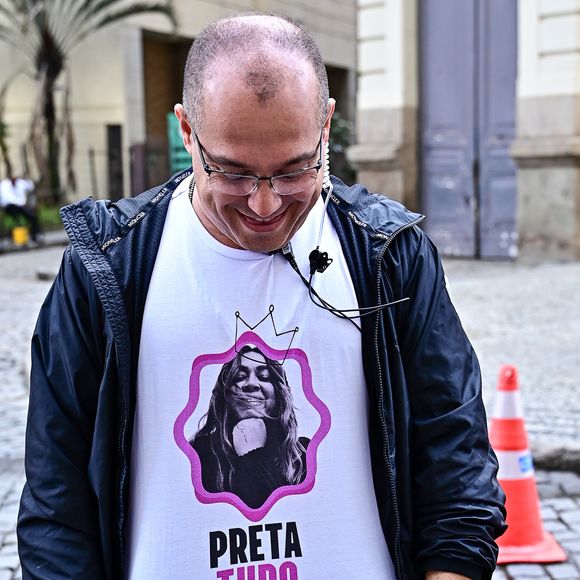 Amigos íntimos e familiares prestam última homenagem à cantora Preta Gil, falecida em 20 de julho de 2025. Na foto é possível observar Michel Diamant, sócio de Carol Sampaio, usando a camiseta, em velório no Theatro Municipal do Rio de Janeiro.
