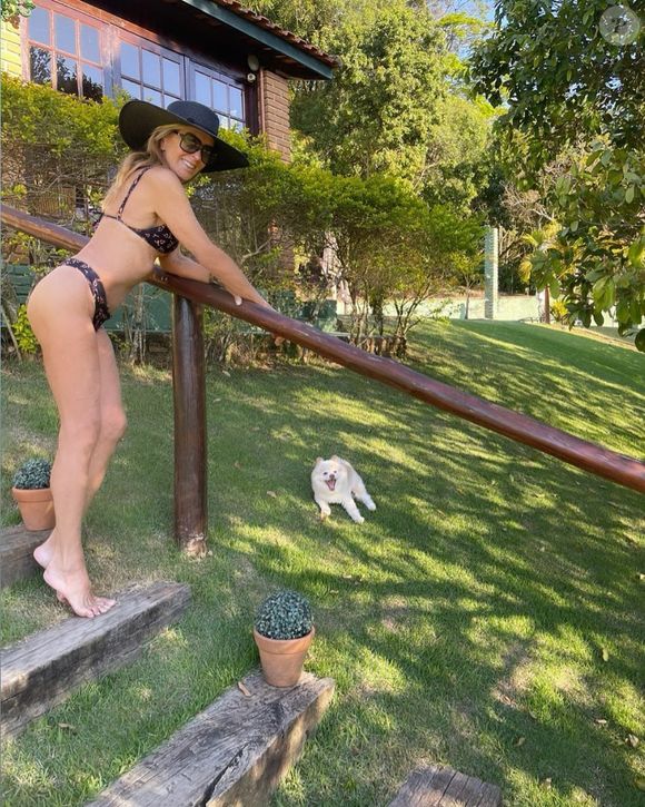 Fotos de Helô Pinheiro de biquíni sempre roubam a cena