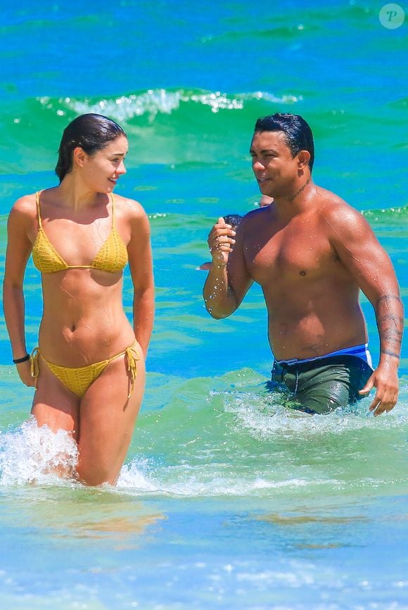 Sophie Charlotte e Xamã aproveitaram um dia de sol na praia da Barra da Tijuca, no Rio de Janeiro
