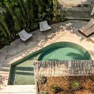 Bianca Andrade conta com uma ampla área externa, com direito a piscina de azulejos verde