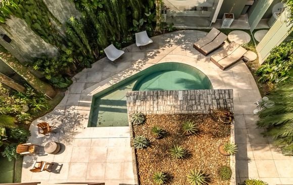 Bianca Andrade conta com uma ampla área externa, com direito a piscina de azulejos verde
