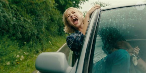 Em 'Desobedientes', Alyvia Alyn Lind vive Leila, uma jovem rebelde e sarcástica que esconde dores do passado. Andrógina e confiante em sua sexualidade, ela é extremamente leal à melhor amiga, Abbie.