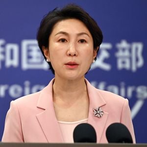 Porta-voz do governo chinês, Mao Ning, critica a política tarifária dos EUA e compara crise atual à Grande Depressão.